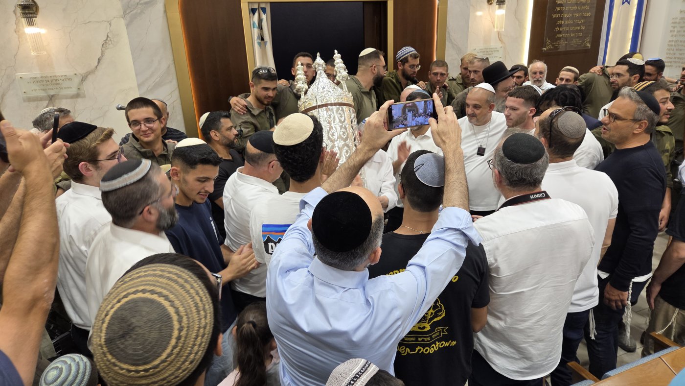 בהכנסת ספר התורה