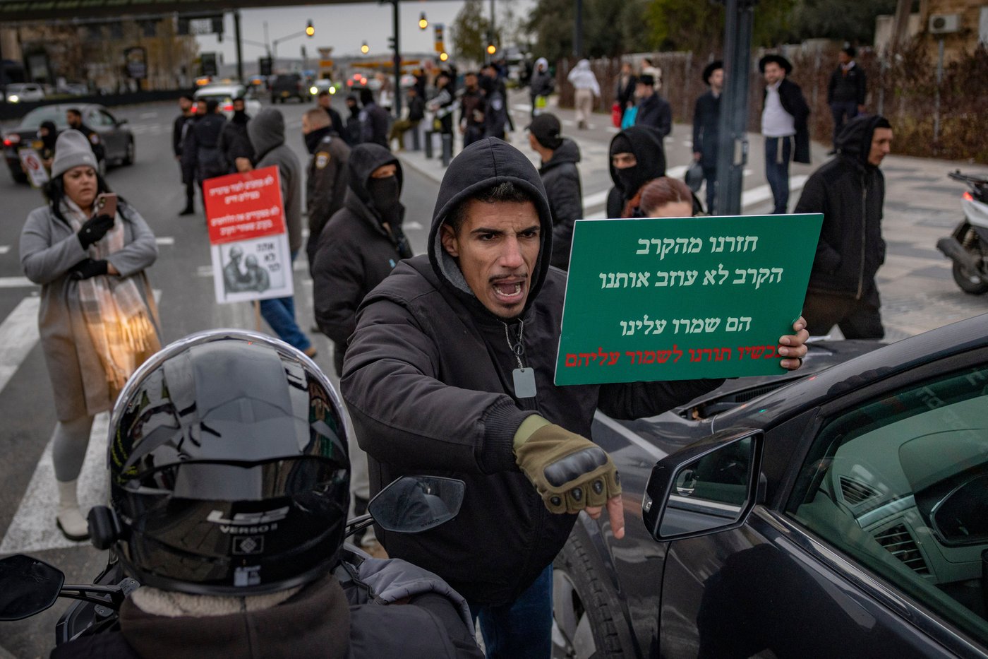 הלומי קרב מפגינים