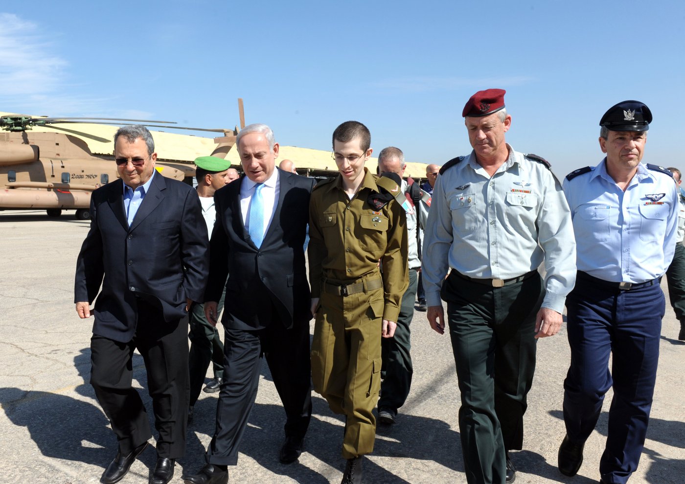 גלעד שליט בשחרורו עם הרמטכ"ל גנץ, ראש הממשלה נתניהו ושר הביטחון ברק