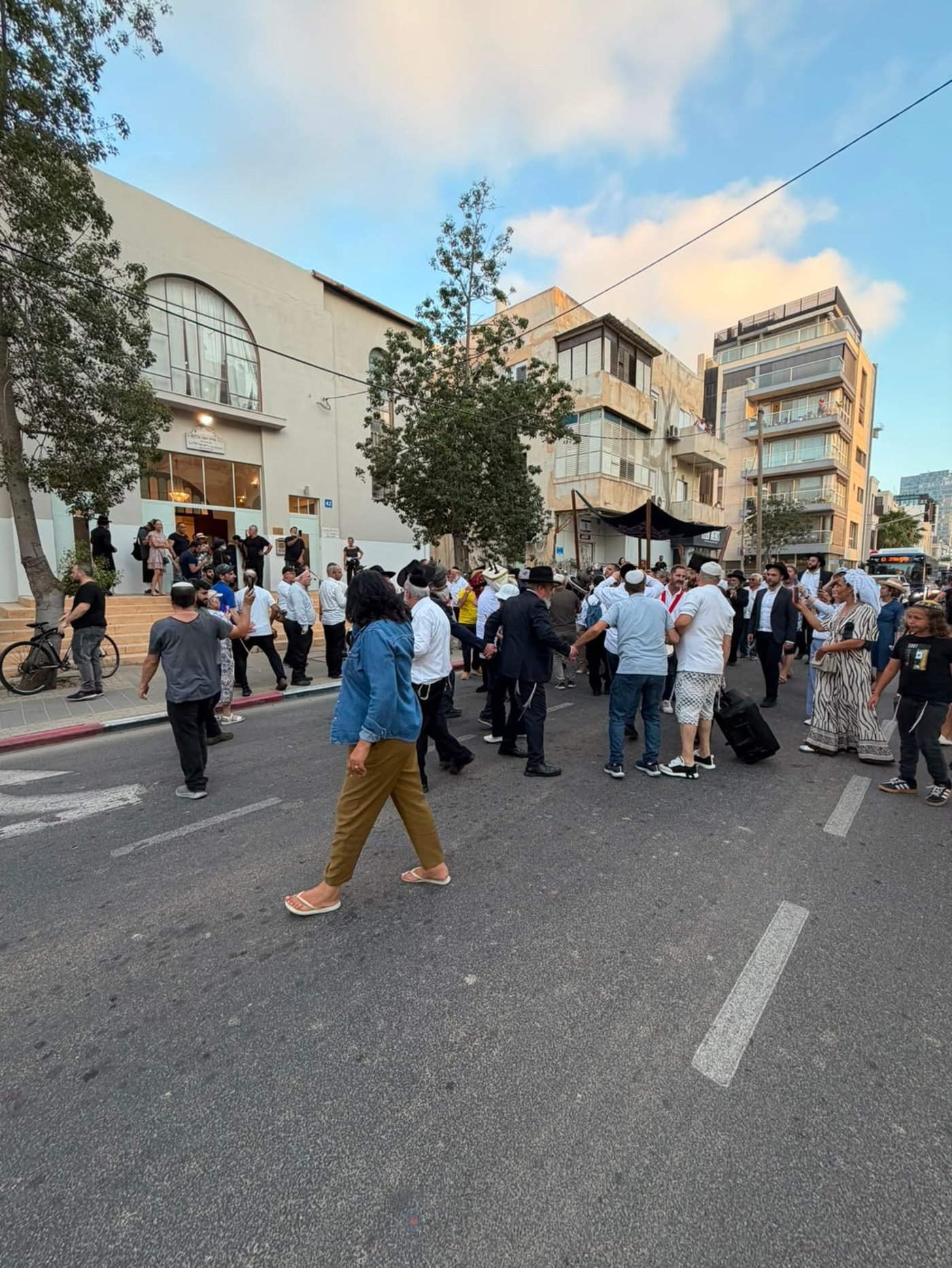 התהלוכה בפתח בית הכנסת הגר"א