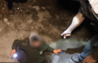 צפו: חוליית שודדי עתיקות נתפסת על חם בתוך מערה