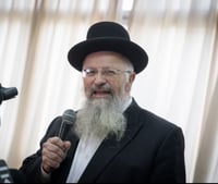 הרב אליהו לכהנא: "אתה קורע את העם; ננהל ספרי יוחסין"
