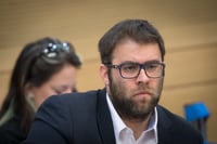 עימות סוער בין אורן חזן למגיש הימני: 'קוריוז';'טיפש'