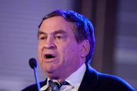 צפו: עוזי דיין ציטט את שייקספיר ונאלץ להתנצל