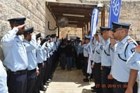 השוטרים מלווים את ניצולי השואה