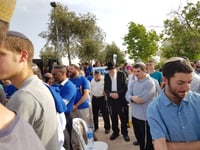 הרב צבי טאו הגיע למחות: להיות נורמליים