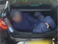 צפו: הלוחמים שלפו שני פלסטינים בתא המטען