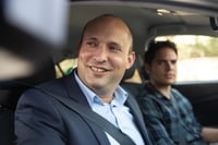 כעוף החול: בנט שוב נוסק, אך יש גם סכנות מסביב