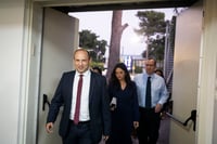 בנט בקבוצה סגורה: "מכוון למצביעי כחול לבן וליברמן"
