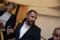 מתבצר בתפקידו: רון קובי הגיש בג"צ על הדחתו