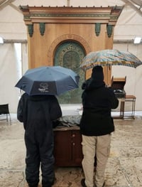 תפילה מערת המכפלה הגשומה (קרדיט: מנהלת מערת המכפלה)