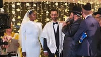 השראה: הכוכבת התחתנה בשמלת כלה צנועה ומרהיבה