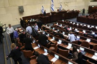חברי כחול לבן יוצאים מהמליאה