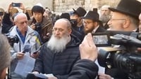 צפו: הרב שרקי מתפלל בכותל למען חולי הקורונה