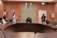 בתום הדיון: הכנסת אישרה להאריך את מעקב השב"כ