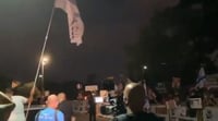 שכן של נתניהו בקיסריה יצא למפגינים עם דגל הליכוד