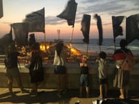 הדגלים השחורים מאיימים: נרדוף אתכם, נפגין מולכם
