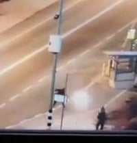 חרפה: ערבי משליך מטווח אפס בקבוק תבערה על לוחם