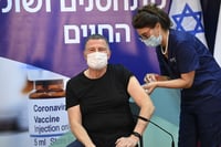 השר אדלשטיין מתחסן