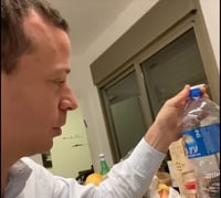 משעשע | עמית סגל מדגים: איך עובד הסכם עודפים? צפו