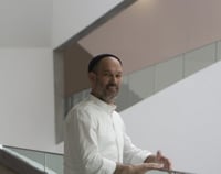 ככה עוד לא ראינו אותו: יונתן רזאל עושה ג'ון לנון