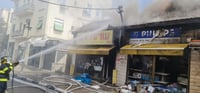 עשן שחור מעל הדר: שריפה בחנות מצברים בחיפה
