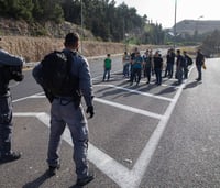 מאבטח הותקף באבנים בידי המון ערבי – איש לא נעצר