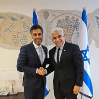 לפני הנסיעה: לפיד נפגש עם שגריר האמירויות בישראל