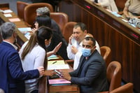 דרמה בכנסת: אביר קארה מימינה הצביע פעמיים