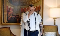 הרב עופרן: התמונה של בנט מתפלל – כמו תמונת עירום
