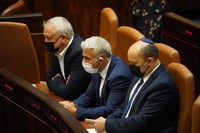 מגבירים לחץ: בנט, לפיד וגנץ בהודעה משותפת