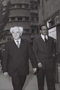 דוד בן גוריון כראש ממשלה, מלווה במזכירו הצבאי ומזכירו האישי