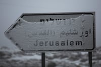 במתח וציפיה: ירושלים נערכת לשלג. צפו