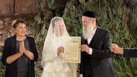 צופית גרנט לא יכלה לבחור שמלת כלה יותר מחמיאה