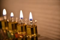 מתי מדליקים נרות חנוכה? הלכות חנוכה תשפ"ב 2021