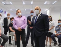 בדרך לעוד הגבלות? בנט כינס דיון במשרד הבריאות