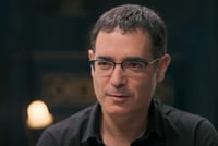 משה בר סימן טוב מדבר על אישתו הדתייה ועליו. צפו