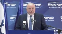 ליברמן הודיע: הדלק יוזל בחצי שקל לליטר