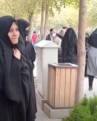 איראן: קרב מכות בין איש דת לאישה | צפו בתיעוד
