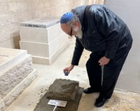 הצעד האצילי של פולארד, אחרי העלייה לקבר אישתו
