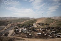 מפתיע: מתנחלים פנו לבנט נגד פינוי חאן אל אחמר