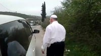 צפו: הרב אליהו נחסם בדרך לחומש ועקף את המחסום