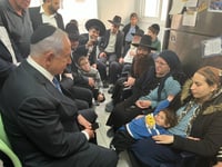 שעות אחרי הלוויות: נתניהו בניחום אבלים בבני ברק