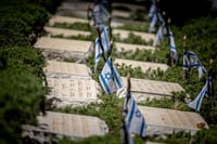 משרד הביטחון נגד האוצר: מתנגדים לפגיעה במשפחות השכולות