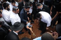 ילד קטן אומר קדיש: הלוויות הנרצחים בפיגוע באלעד