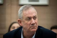 יישבו תחתיו? גנץ