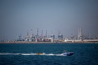 סירה התהפכה מול חופי אשדוד; הלכודים חולצו