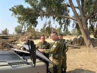 בצל העוצר בדרום: כוכבי בסיור בעוטף עזה