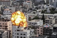 תקיפת בניין בעיר עזה (Photo by Attia Muhammed/Flash90)