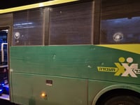 פיגוע ירי לעבר אוטובוס: זוהו לפחות 8 פגיעות ירי